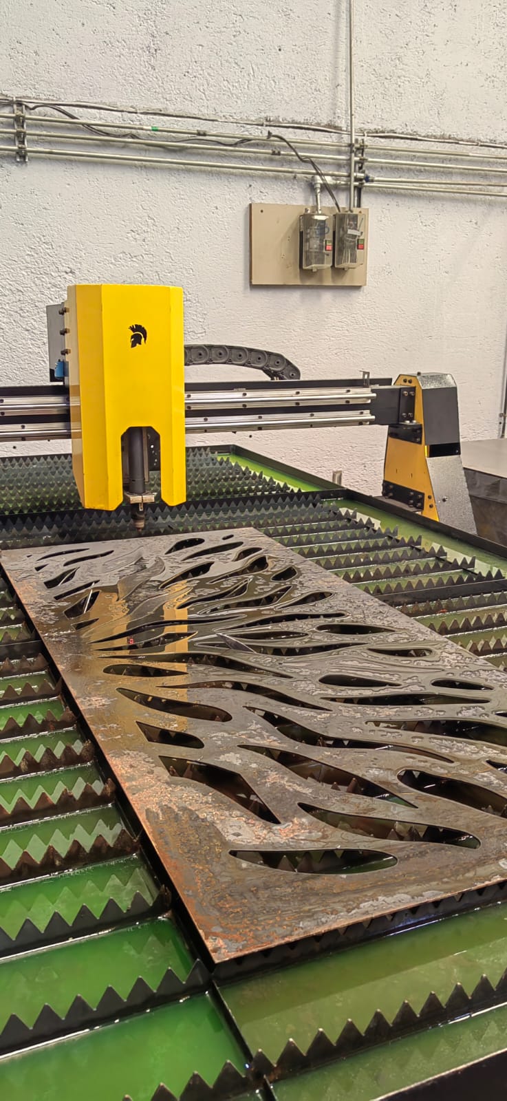 Mesa de corte por plasma SpartanCNC cortando lámina